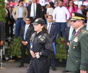 Un espectacular salto y caída protagonizó la teniente Nicole Salgado, quien participó en el show de paracaidistas para rendirle homenaje a la patria este domingo 15 de septiembre. A continuación las imágenes.