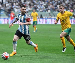 Lionel Messi de Argentina luchó por el balón durante un partido amistoso de fútbol contra Australia en el Estadio de los Trabajadores en Beijing.