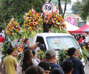 En el marco de la celebración del 446 aniversario de la ciudad, los capitalinos dejaron volar su creatividad para decorar coloridas carrozas que desfilaron durante el Carnaval de Tegucigalpa 2024.