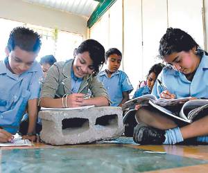 Según datos de Educación, más de 600 mil niños recibieron clases en el suelo durante el 2022 por la falta de presupuesto.