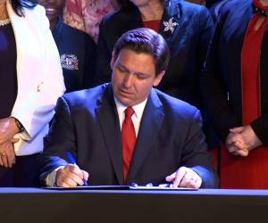 El gobernador republicano Ron DeSantis promulgó la ley antimigrantes.