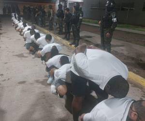 Los reclusos fueron ordenados en filas antes de abordar las unidades que los trasladarían a los centros penales donde estarán ahora.