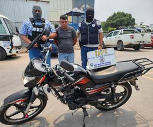 La DPI arrestó a un tercer sospechoso de la banda “Los Toonys” en Tegucigalpa, mientras intentaba vender una motocicleta robada en redes sociales. La detención se llevó a cabo en la calle principal de Mateo, Tegucigalpa, como resultado de labores de inteligencia de la DPI. Lo que se sabe del caso a continuación.