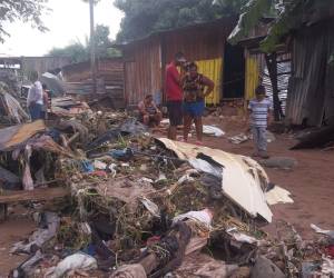 Uno de los puntos más afectados y que causó que varias familias fueran evacuadas es en la colonia Las Brisas, a la orilla del río Choluteca.