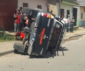 Vehículo a alta velocidad rebasa antes de estrellarse contra una moto en Danlí