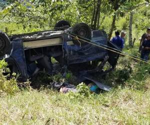 Cuatro personas mueren tras volcarse bus en Atima, Santa Bárbara