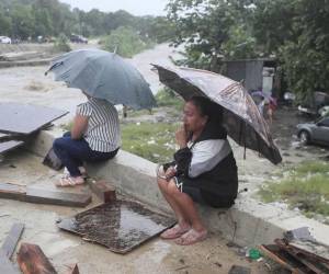 Dolor e impotencia viven las familias afectadas por el paso de la tormenta tropical Sara en Honduras.