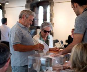 Un hombre emite su voto durante las elecciones generales de España, en Elgoibar el 23 de julio de 2023.