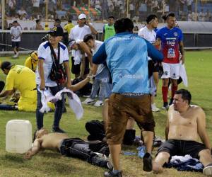 Algunos de los aficionados fueron atendidos dentro de la cancha del Cuscatlán.