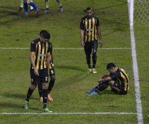 El plantel de Real España se lamenta tras la eliminación a manos del Victoria.