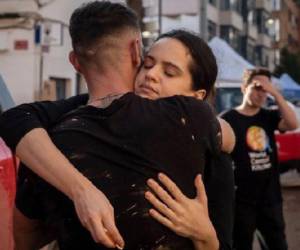 En medio de la tragedia y las conmovedoras historias de lucha que vive Valencia, España, tras el impacto de la DANA (Depresión Aislada en Niveles Altos), un gran número de voluntarios se unió a la causa, entre ellos la famosa cantante internacional Rosalía.