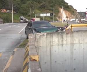 El muro evitó que el vehículo y sus tripulantes cayeran en picada hacia el túnel, lo que habría dejado una tragedia mayor.