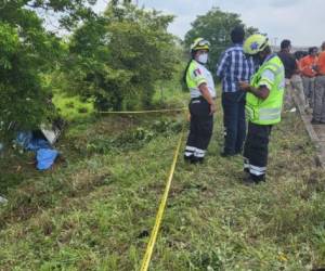 La camioneta que se conducía a exceso de velocidad se salió de la carretera.