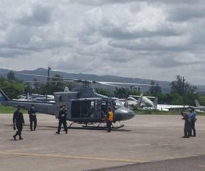 El helicóptero de las Fuerzas Armadas llegó a la capital alrededor de las 12:50 p.m., donde rápidamente se procedió a bajar los restos mortales de Elvin Josías Izaguirre, de 20 años.