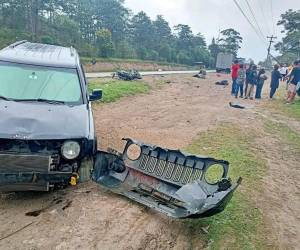 Las víctimas salieron volando de la motocicleta tras el fuerte impacto sufrido en el accidente.