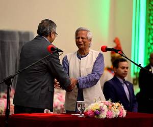 Yunus, de 84 años, enfatizó en su ceremonia de jura en Daca la importancia de restablecer el orden y la ley. La destitución de Hasina dejó 455 muertos desde julio, según cifras de la AFP.