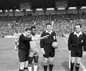 (ARCHIVOS) En esta foto de archivo tomada el 28 de abril de 1963, el futbolista brasileño Pelé escucha las instrucciones de los árbitros en Colombes antes del partido Francia vs Brasil. El ícono del fútbol brasileño, Pelé, ampliamente considerado como el mejor jugador de todos los tiempos y tres veces ganador de la Copa del Mundo y autor intelectual del “juego hermoso”, murió el 29 de diciembre de 2022 a la edad de 82 años, después de luchar contra problemas renales y cáncer de colon.