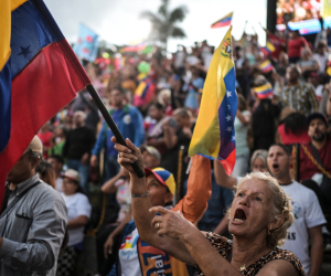 El Consejo Nacional Electoral oficializó a Nicolás Maduro como presidente de Venezuela. Desde entonces, Maduro ha intentado demostrar el apoyo de la población, aunque muchos cuestionan la transparencia del proceso. Las protestas se han extendido por diferentes partes de Venezuela.