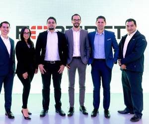 <i>Ejecutivos de Tigo Business y Fortinet en el lanzamiento de este innovador producto que llega a Honduras para brindar soluciones de conectividad.</i>