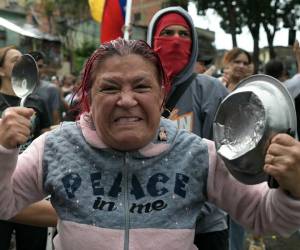 Miles de venezolanos, con cacerolas en mano, salieron a las calles de Caracas a protestar contra la reelección de Nicolás Maduro y de su gobierno. Las protestas iniciaron el lunes, un día después de las elecciones presidenciales.