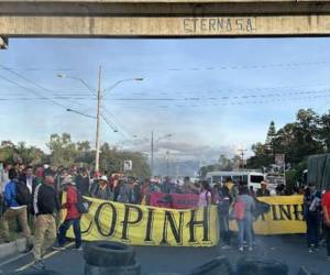 Decenas de miembros del Copinh se plantaron con pancartas exigiendo justicia por la muerte del ambientalista hondureño, Juan López.