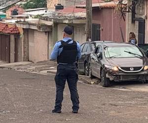 En el automotor con luces encendidas quedaron los cuerpos de dos de los presuntos robacarros, mientras que dos más se dieron a la fuga.