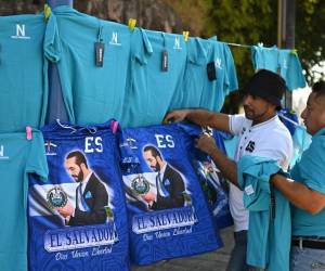 Un vendedor ambulante vende camisetas con la imagen del presidente salvadoreño y candidato a la reelección Nayib Bukele durante las elecciones presidenciales y legislativas en San Salvador.