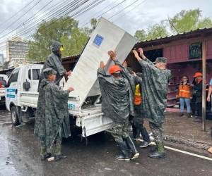 Los vendedores del mercado Primera Avenida evacuan sus productos con apoyo de elementos de las Fuerzas Armadas ante la amenaza del río Choluteca.