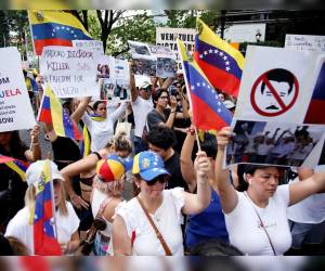 Los manifestantes protestan contra la cuestionada victoria presidencial del presidente venezolano Nicolás Maduro, frente a la sede de las Naciones Unidas en la ciudad de Nueva York, el 2 de agosto de 2024.