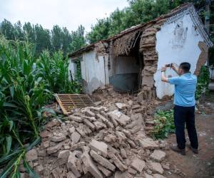 Se ve una casa dañada en el condado de Pingyuan, ciudad de Dezhou, en la provincia oriental china de Shandong, el 6 de agosto de 2023, luego de un terremoto de magnitud 5,4 que sacudió el este de China.