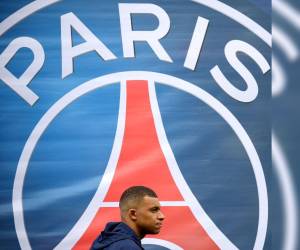 El delantero francés del Paris Saint-Germain, Kylian Mbappe, reacciona antes del partido de fútbol de la L1 francesa entre el Paris Saint-Germain (PSG) y el FC Lorient en el estadio Parc des Princes de París el 30 de abril de 2023.