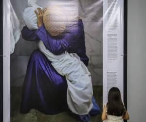 La exhibición también expone la fotografía ganadora del año, capturada por Mohammed Salem, que retrata el dolor de una mujer palestina al abrazar el cuerpo de su sobrina asesinada en Gaza.