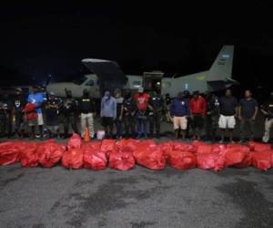 El 24 de marzo los diez hondureños tras su arresto fueron llevados a la base aérea Hernán Acosta Mejía, trasladando también la droga valorada en 400 millones de lempiras.