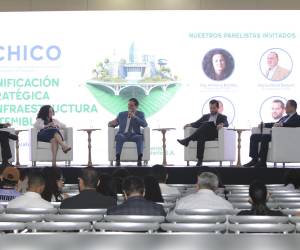 <i>Participación activa de los asistentes durante las ponencias del Foro Nacional de Infraestructura Sostenible, un espacio que abordó los retos y oportunidades en la planificación de infraestructuras resilientes y sostenibles.</i>