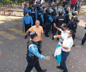 La tensión aumentó cuando los ánimos se caldearon y se produjeron enfrentamientos físicos entre los manifestantes y los agentes del orden.