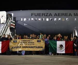 Ciudadanos mexicanos que huyen del conflicto entre Israel y Hamás junto al avión de la Fuerza Aérea al llegar de Israel a la base aérea de Santa Lucía.