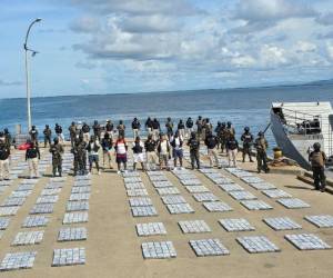 Cinco colombianos fueron encontrados con fardos de supuesta cocaína, haciendo un total de 3,993 kilos de la droga que venía escondida en la cubierta de una lancha tipo Go Fast en el municipio de La Mosquitia, departamento de Gracias a Dios, zona oriental de Honduras. A continuación la imagen del decomiso.