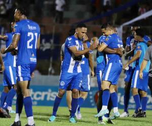 Los futbolistas del Victoria celebran el valioso triunfo de oro frente al Vida en el clásico de La Ceiba.