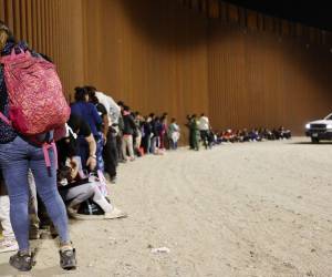 El gobierno de México reportó este viernes una baja en el flujo de personas que buscan llegar a Estados Unidos, a pocas horas de que expirara una norma de Washington que permitía expulsar automáticamente a migrantes alegando riesgos sanitarios por el Covid-19.