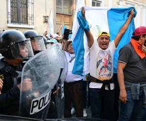 Cientos de manifestantes se abrieron paso a empujones entre la barrera policial para acercarse al Congreso de Guatemala, inconformes por el retraso de la juramentación presidencial del socialdemócrata, Bernardo Arévalo, que está prevista para la tarde de este domingo, observaron periodistas de la AFP.