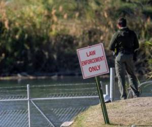 Según un vocero de la Casa Blanca, Texas impidió a la Policía Fronteriza asistir a una mujer y dos niños ahogados cerca de Eagle Pass el viernes por la noche.