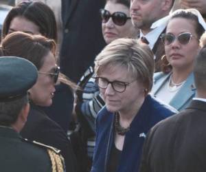 Momento en que Xiomara Castro saluda a la embajadora Laura Dogu.