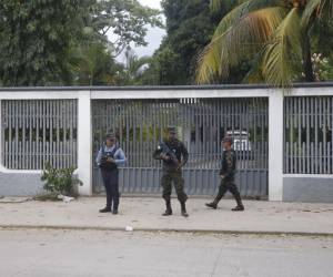 Agentes policiales y miembros de las Fuerzas Armadas durante el allanamiento.