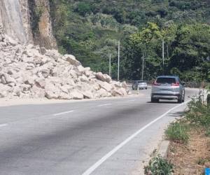 Aún no se retiran piedras por derrumbe en el kilómetro 48 de la carretera del sur