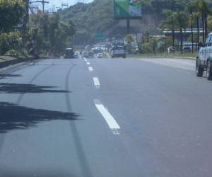 Así luce el tramo del anillo periférico, que en ambos sentidos el trabajo quedó mal y taparon algunas líneas con color negro.