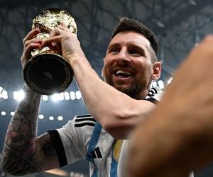 Messi levantó la copa del mundo por primera vez tras vencer a Francia en penales.