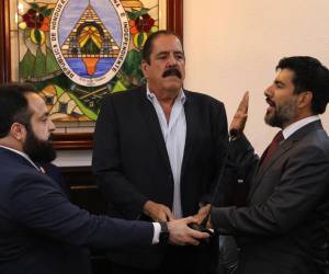 Luego de ser aprobado, de forma unánime, Luis Redondo llamó al fiscal interino Johel Zelaya y al fiscal adjunto interino, Mario Morazán, para realizar la juramentación de los mismos.