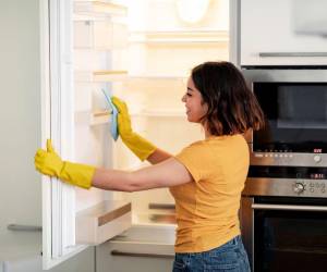 Si su refrigerador tiene manchas difíciles de eliminar, mezcle bicarbonato de sodio y agua, y úntelo directamente en el área.