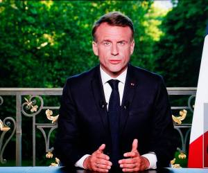 Esta captura de pantalla muestra al presidente de Francia, Emmanuel Macron, hablando durante un discurso televisado a la nación durante el cual anunció que disolverá la Asamblea Nacional, la cámara baja del Parlamento francés, y convocará nuevas elecciones generales el 30 de junio.