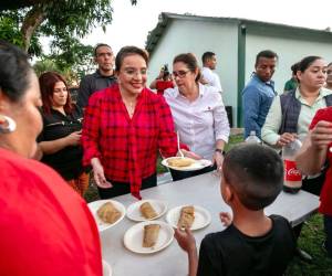 La presidenta entregó tamales a los habitantes del barrio El Espino.